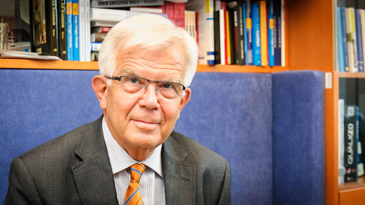 Alf Svensson (KD) på sitt ledamotsrum i Europaparlamentet.