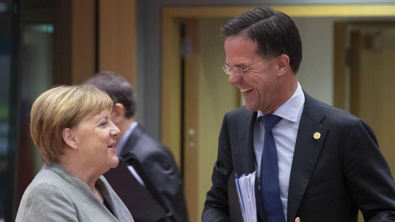 Stödet för den tyska förbundskanslern Angela Merkels och nederländske premiärministern Mark Ruttes partier har ökat tydligt under coronakrisen. Arkivbild.