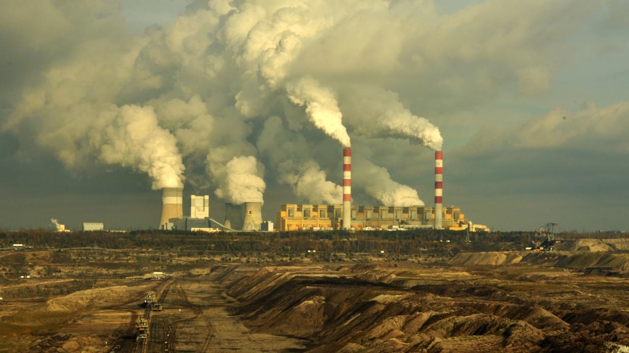 Kraftverket Bełchatów i Polen som är världens näst största för fossila bränslen i världen. Arkivbild