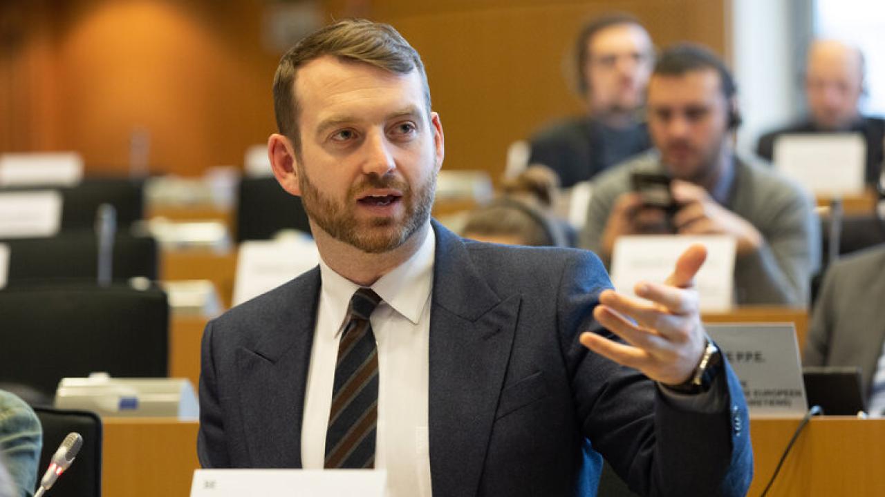 Jakop Dalunde i talarstolen