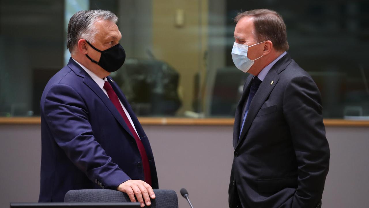 Sveriges statsminister Stefan Löfven, här i samtal med Ungerns premiärminister Viktor Orbán, är en av 16 stats- eller regeringschefer som skrivit under protestbrevet mot antihomolagen. Arkivbild.