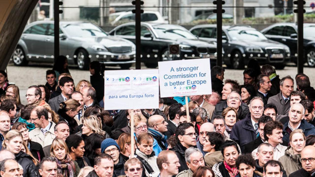 Flera hundra EU-anställda samlades utanför kommissionsbyggnade i Bryssel för att demonstrera mot försämrade villkor.