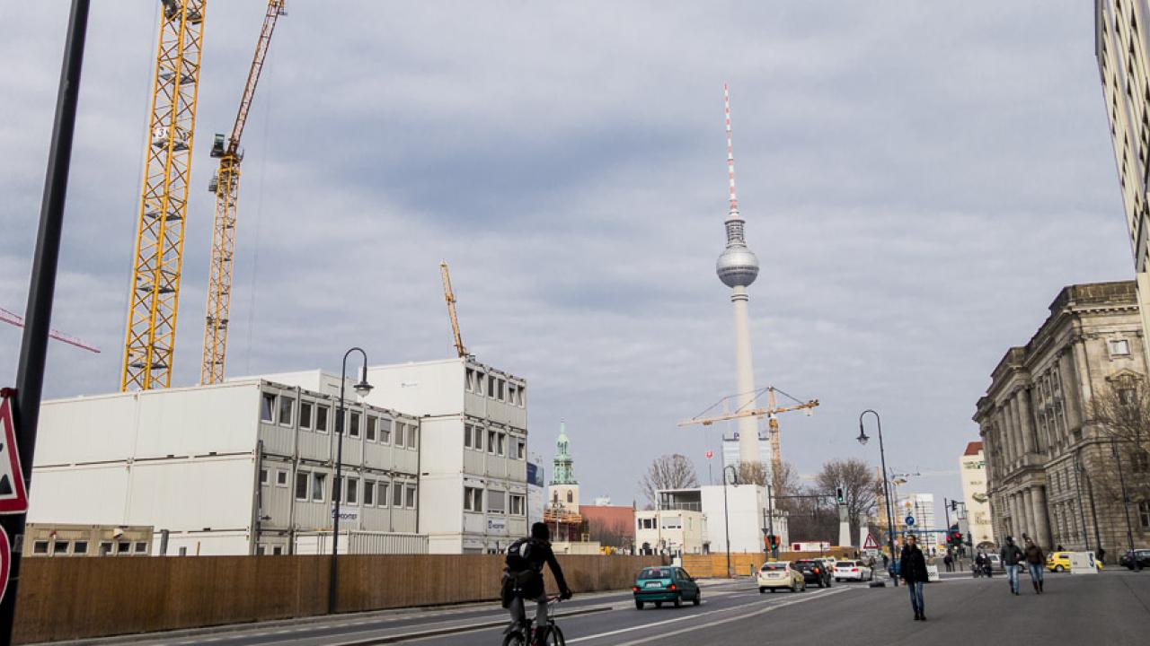 Byggnadskranar kring TV-tornet i gamla Östberlin. 