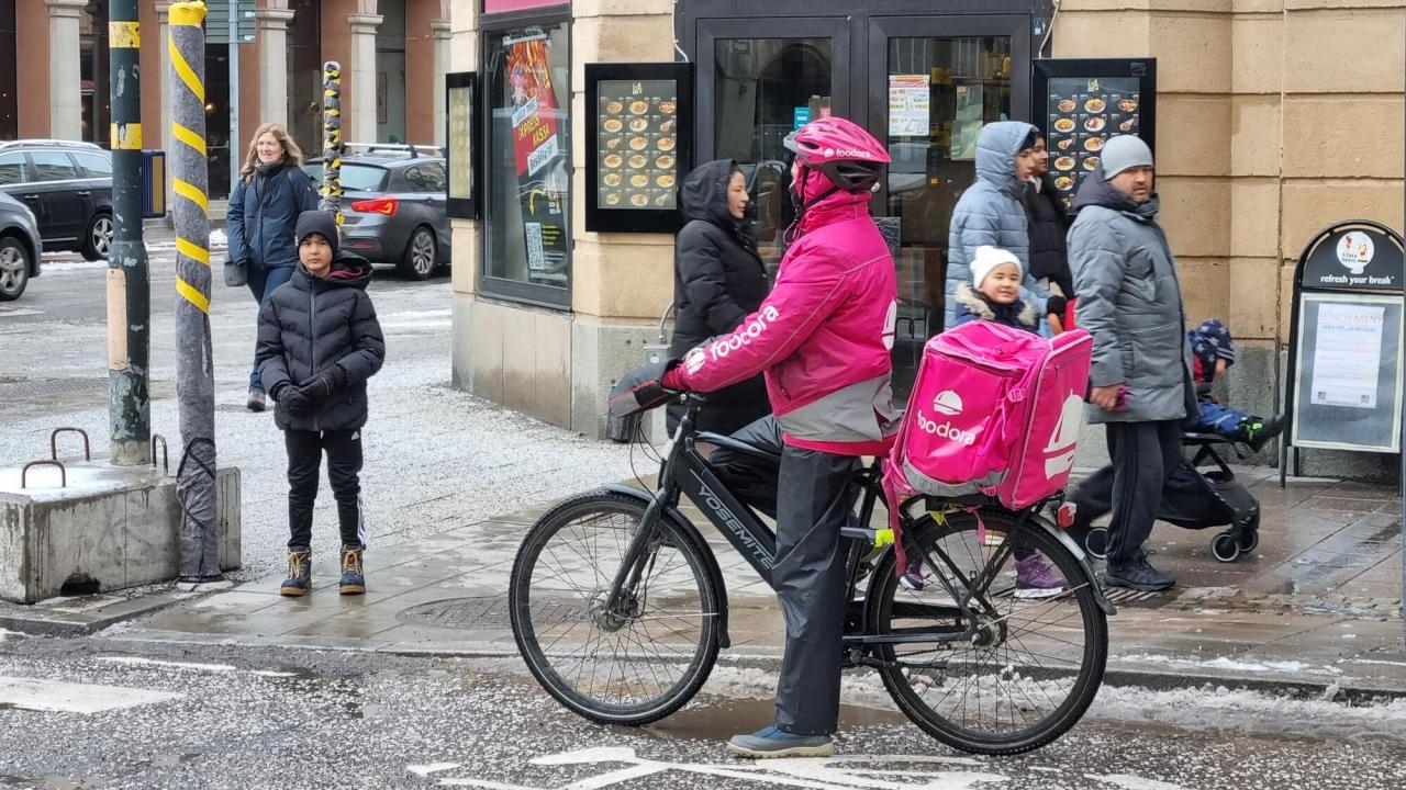 En cyklande plattformsarbetare i gigekonomis Stockholm 2022. Mannen på cykeln har inget med artikeln att göra. Foodora har kollektivavtal för en del av de som jobbar åt företaget.