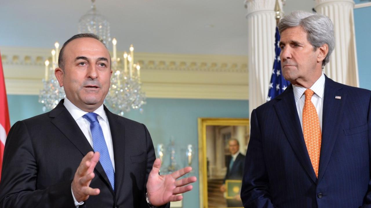 Turkiets utrikesminister Mevlüt Çavuşoğlu under måndagens träff med USA:s utrikesminister John Kerry.