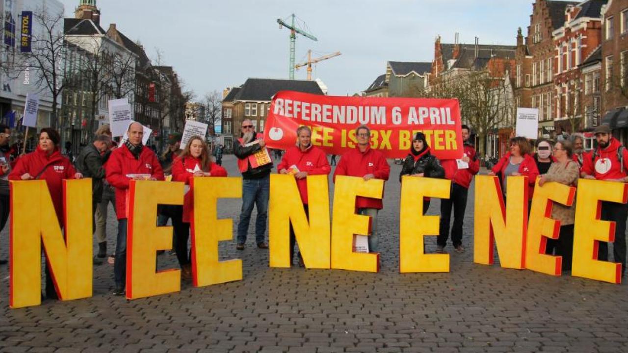 Nederländare som kampanjar för ett nej vid onsdagens folkomröstning. 