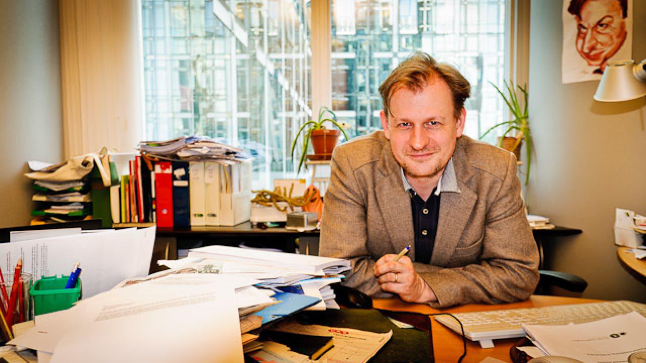 Carl Schlyter (MP) anser att EU är en enorm lagstiftningsmaskin styrd av storföretag.