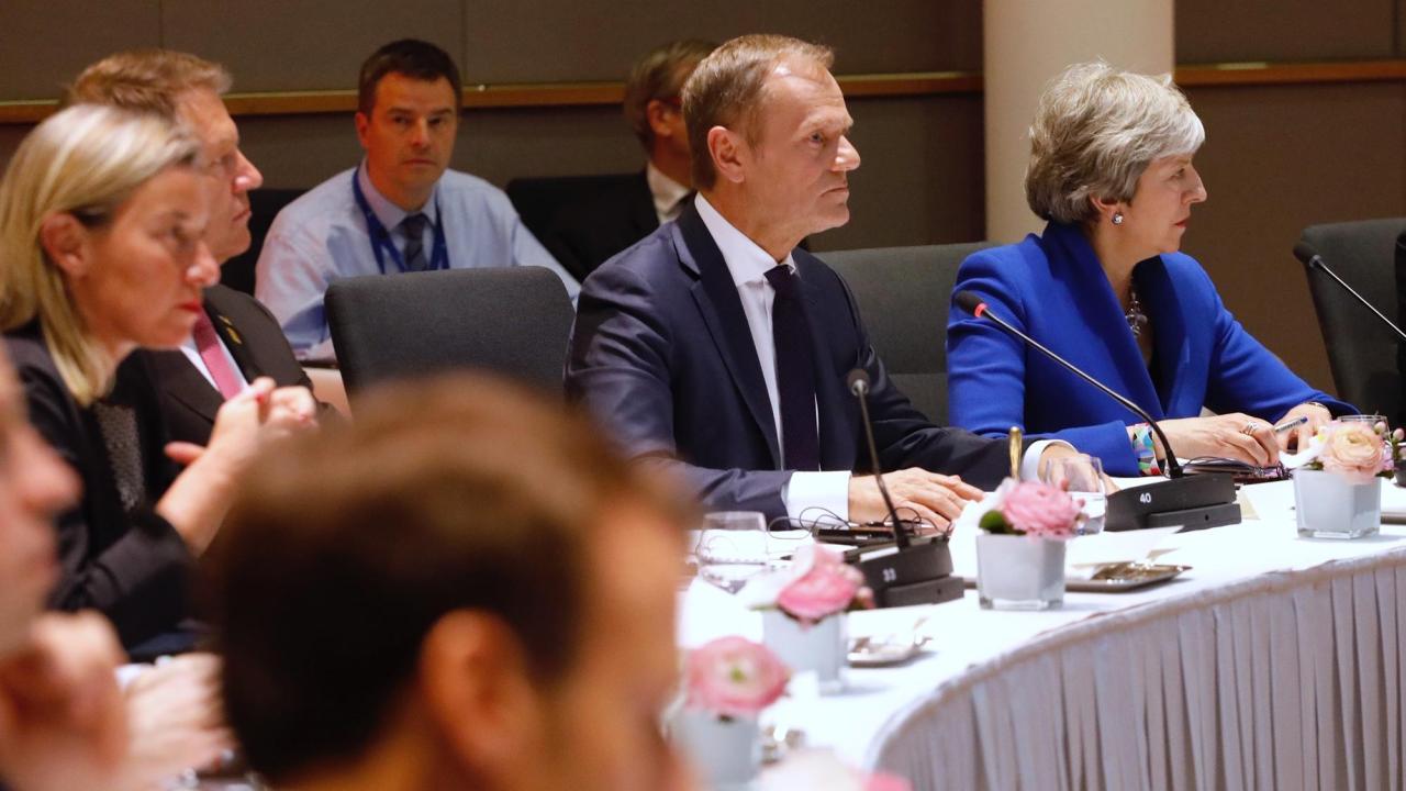 Europeiska rådets ordförande Donald Tusk och brittiska premiärministern Theresa May vid Europeiska rådets möte onsdag kväll.