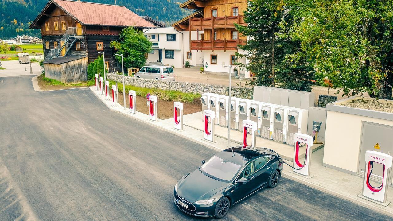 EU-kommissionen vill att det ska bli lättare att ladda elbilar. Arkivbild.