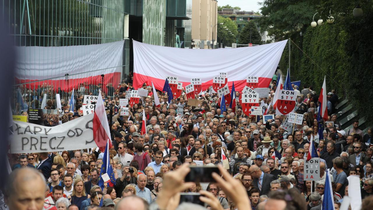 Protester i Polen 2018 för Högsta domstolens oberoende. Arkivbild.