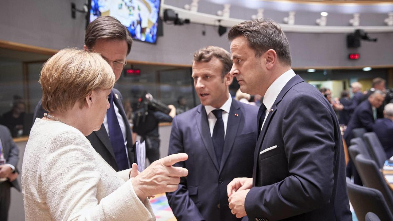 Fyra EU-ledare samtalar på torsdagens toppmöte. Tysklands Angela Merkel, Nederländernas Mark Rutte, Frankrikes Emmanuel Macron och Luxemburgs Xavier Bettel.