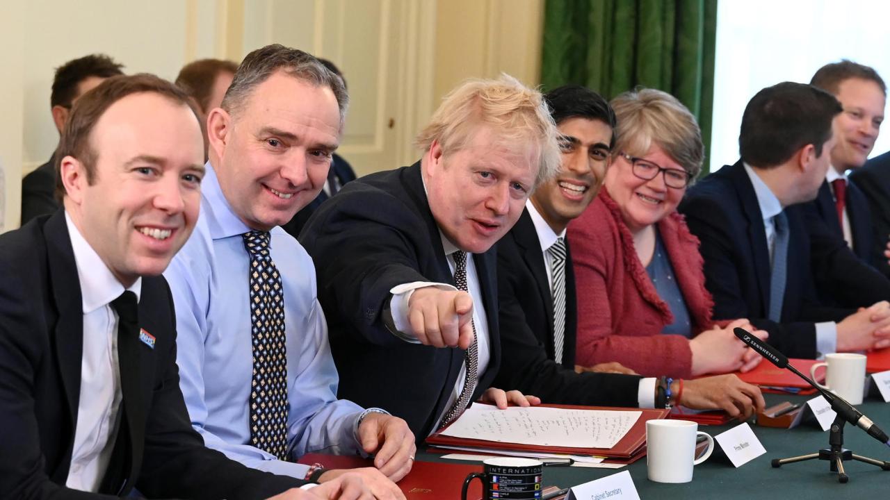 Storbritanniens premiärminister Boris Johnson omgärdad av sin regering. Arkivbild.