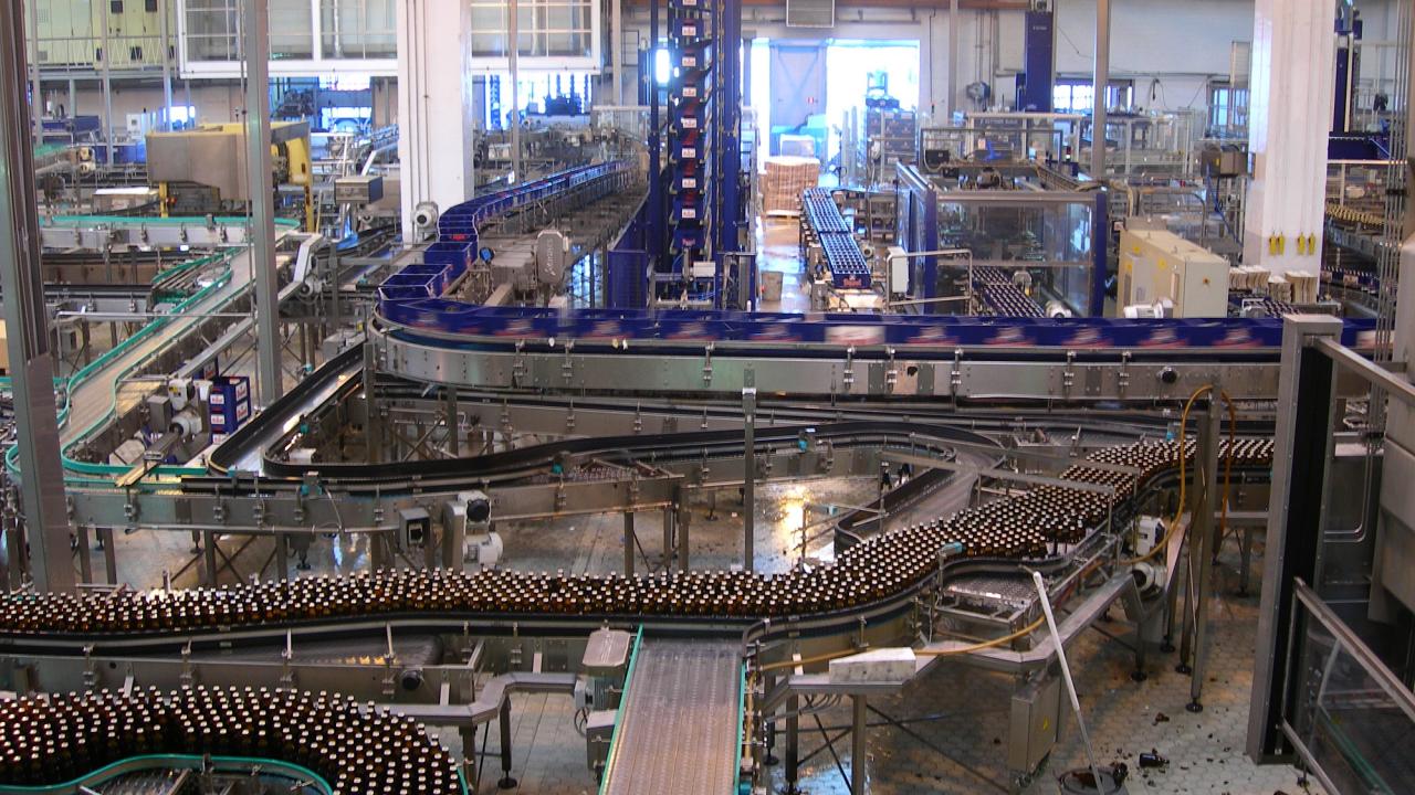 Uppgifter som anställda i livsmedels- och dryckerbranscherna är några av dem som hotas mest av automatisering enligt OECD. Arkivbild.