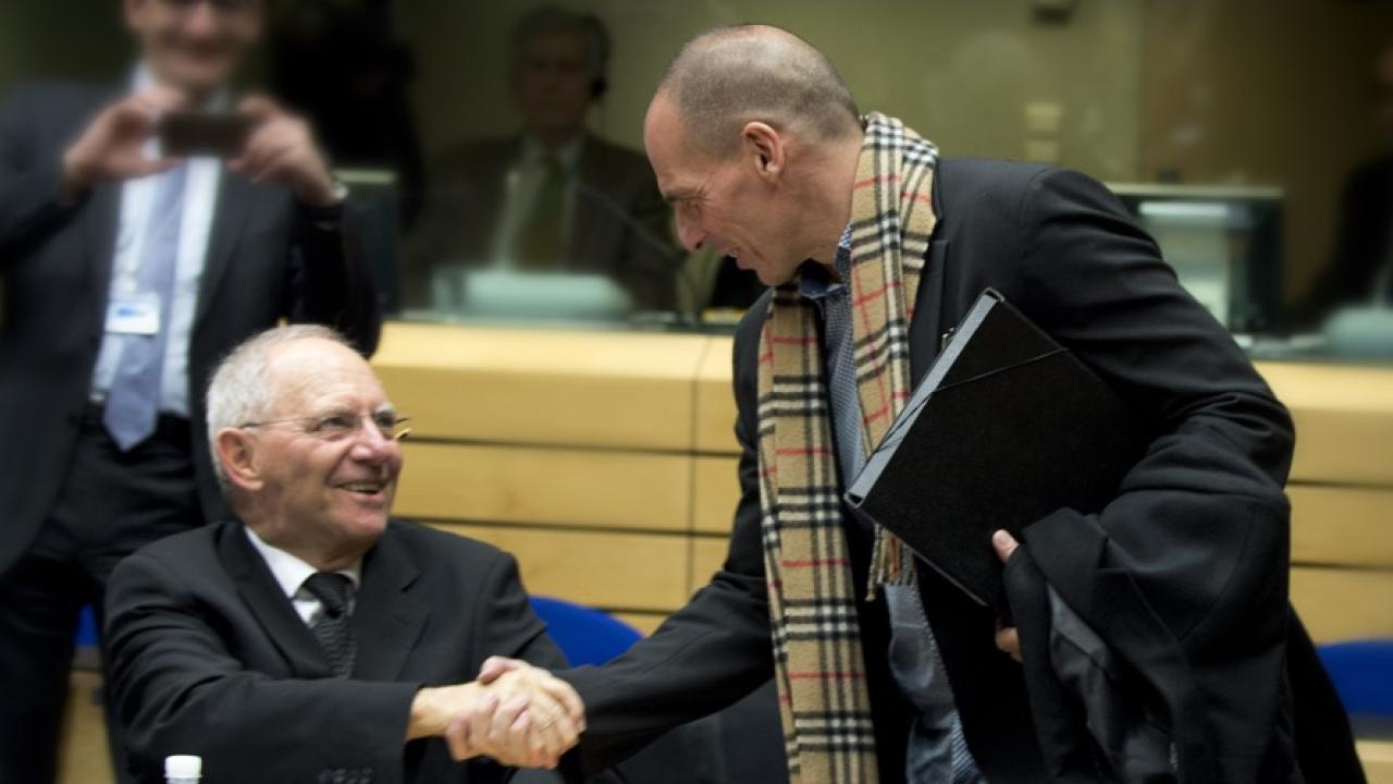 Blir detta bilden efter fredagens eurogruppsmöte? Tysklands Wolfgang Schäuble och Greklands Yanis Varoufakis skakar hand. Arkivbild.