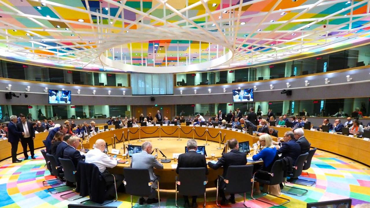 EU-ministrarna under måndagens möte i Bryssel där Ungern utfrågades om hot mot rättsstatlighet och andra grundläggande demokratiska principer.