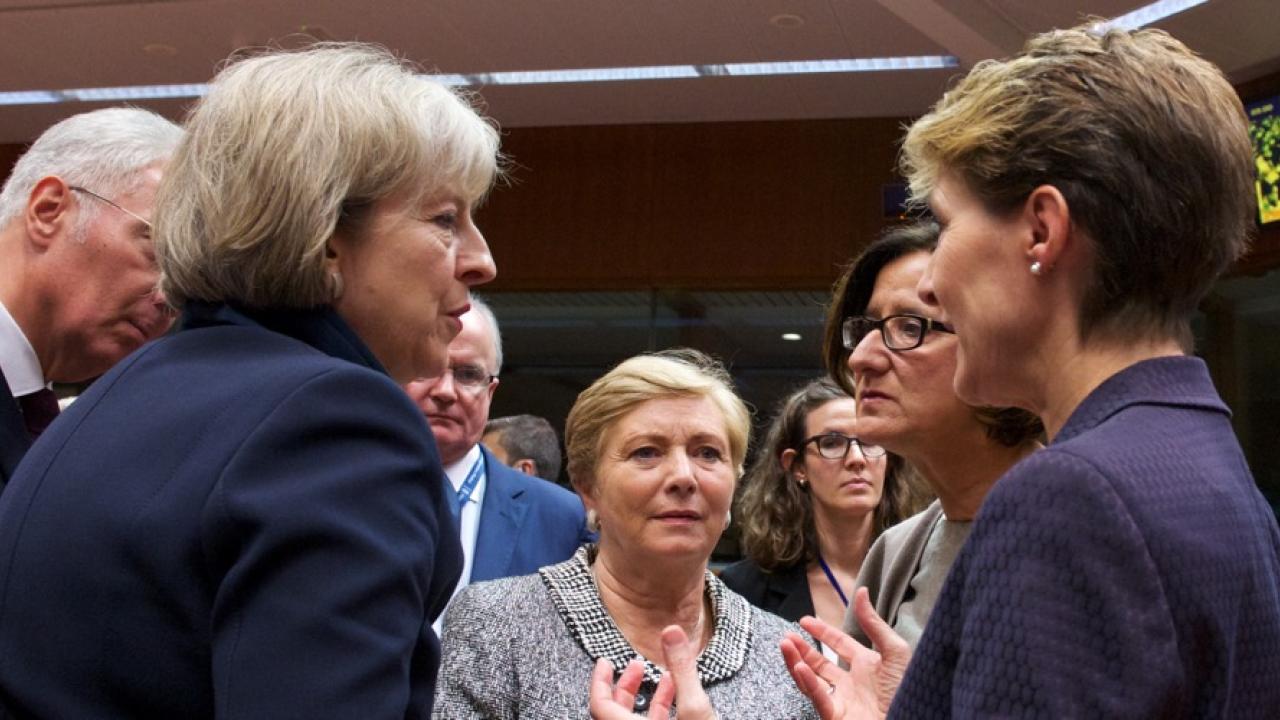 Inrikes och justitieministrar i diskussion under måndagens möte i Bryssel. Arkivbild.