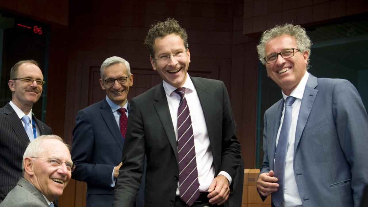 I mitten eurogruppens ordförande Jeroen Dijsselbloem under tisdagens möte.