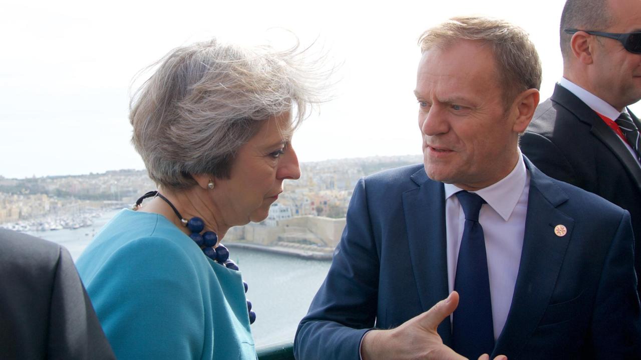 Premiärminister Theresa May bekräftade på tisdagen att samtal pågår om att senarelägga brexit. Här tillsammans med Europeiska rådets ordförande Donald Tusk. (Arkivbild)