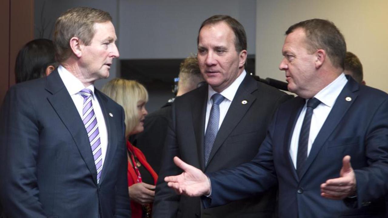 Statsminister Stefan Löfven flankerad till vänster av Irlands premiärminister Enda Kenny och till höger av Danmarks statsminister Lars Løkke Rasmussen under torsdagens EU-toppmöte.