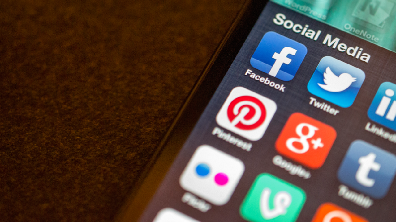 Twitter och Facebook är några av de sociala medier som väntas nagelfaras av Europol. Arkivbild.