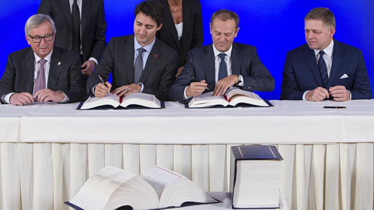 Handelsavtalet Ceta mellan Kanada och EU undertecknades på söndagen i Bryssel.