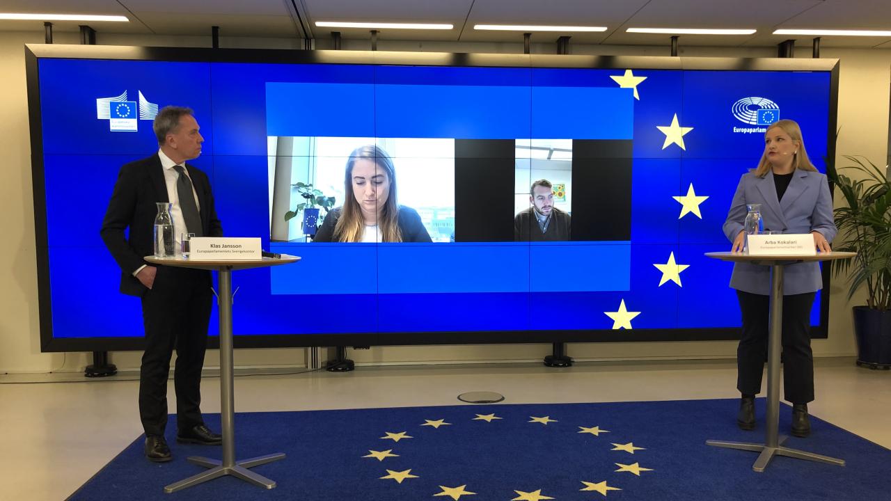 Tvåa från vänster Emma Wiesner (C), Jakop Dalunde (MP) och Arba Kokalari (M) under fredagens seminarium.