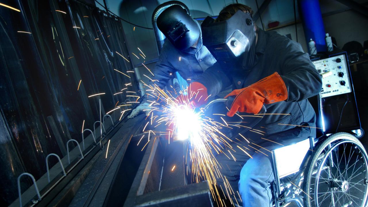 Rullstolsbunden person svetsar