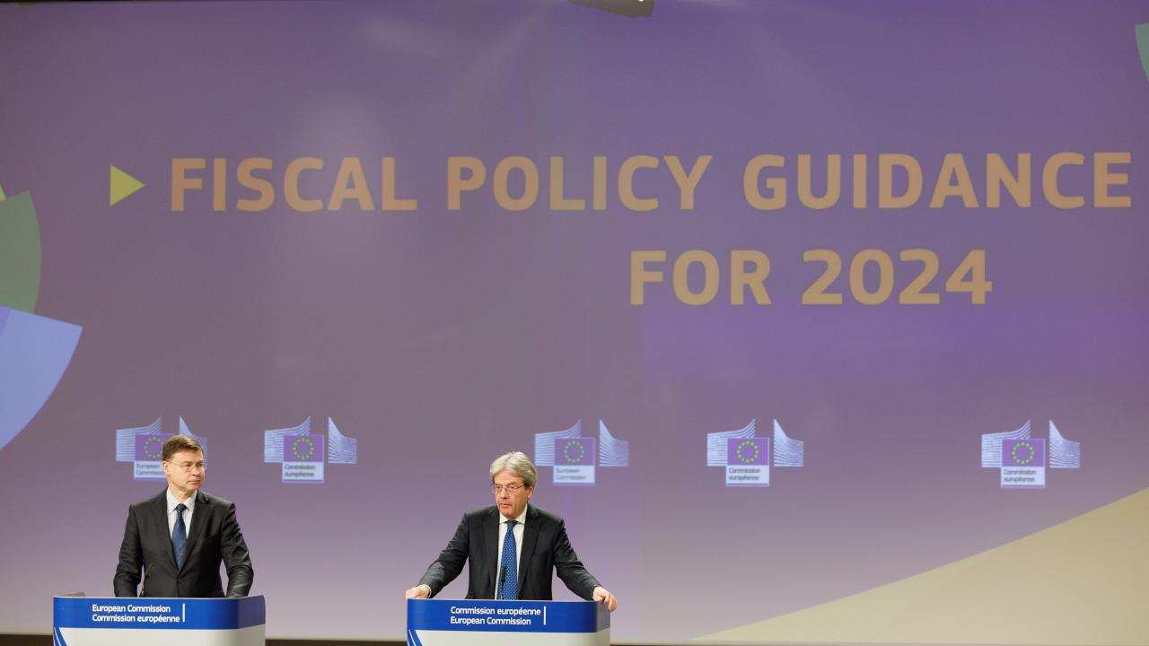 EU-kommissionärerna Valdis Dombrovskis och Paolo Gentiloni under onsdagens presskonferens.