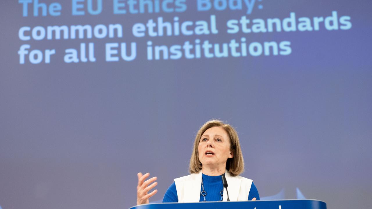 Vera Jourová på ett podium