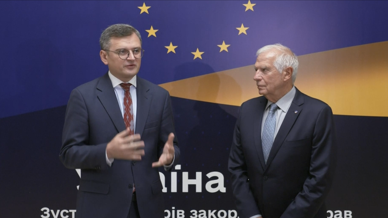 Ukrainas utrikesminister Dmytro Kuleba och EU:s utrikesrepresentant Josep Borrell innan måndagens informella ministerrådsmöte i Kiev.
