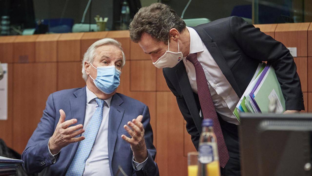 EU:s brexitförhandlare Michel Barnier i samtal med Frankrikes EU-ambassadör Philippe Léglise-Costa vid måndagsmorgonens dragning. 