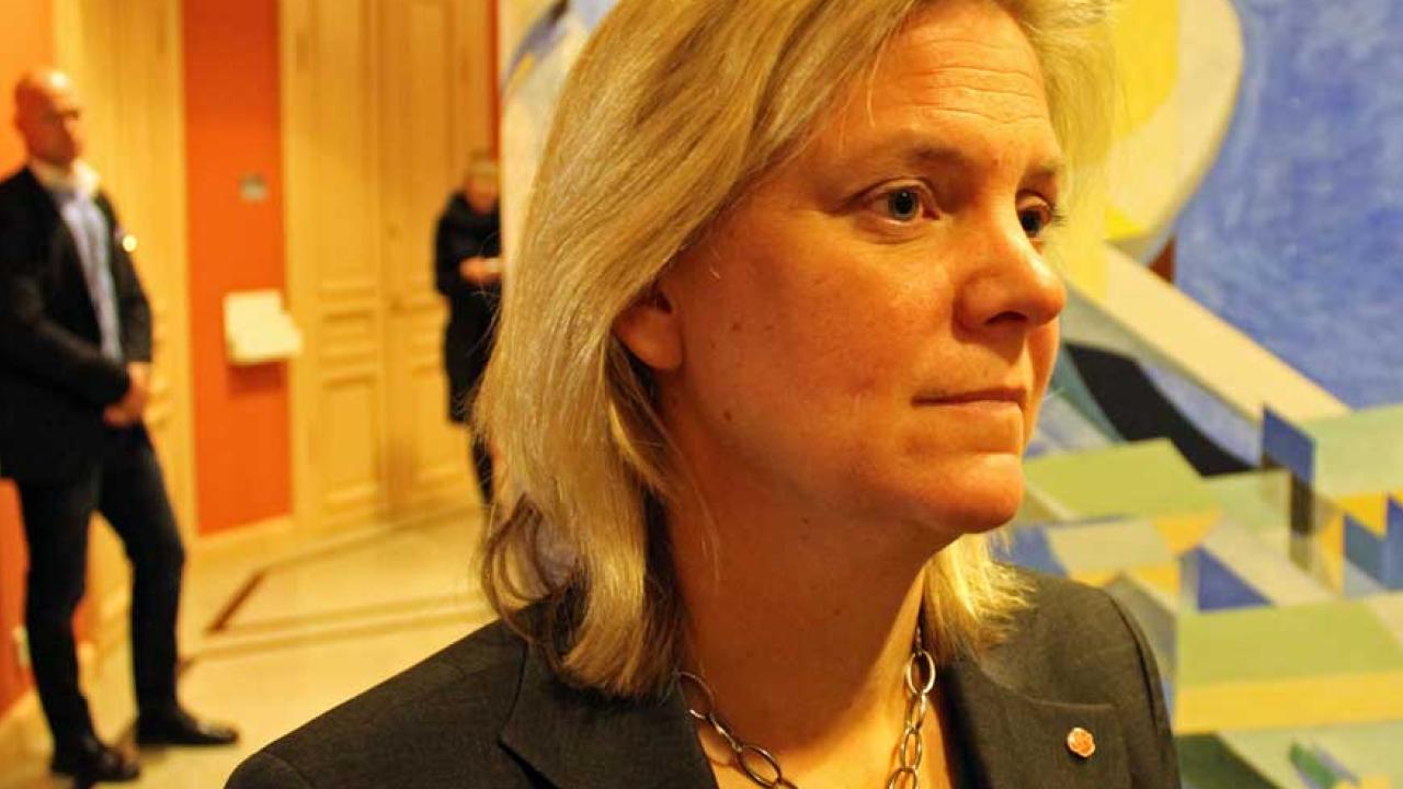 Finansminister Magdalena Andersson (S) utanför riksdagens EU-nämnd med beskedet att Sverige ännu en gång vägrar EU-kommissionen ansvarsfrihet för EU:s budget.