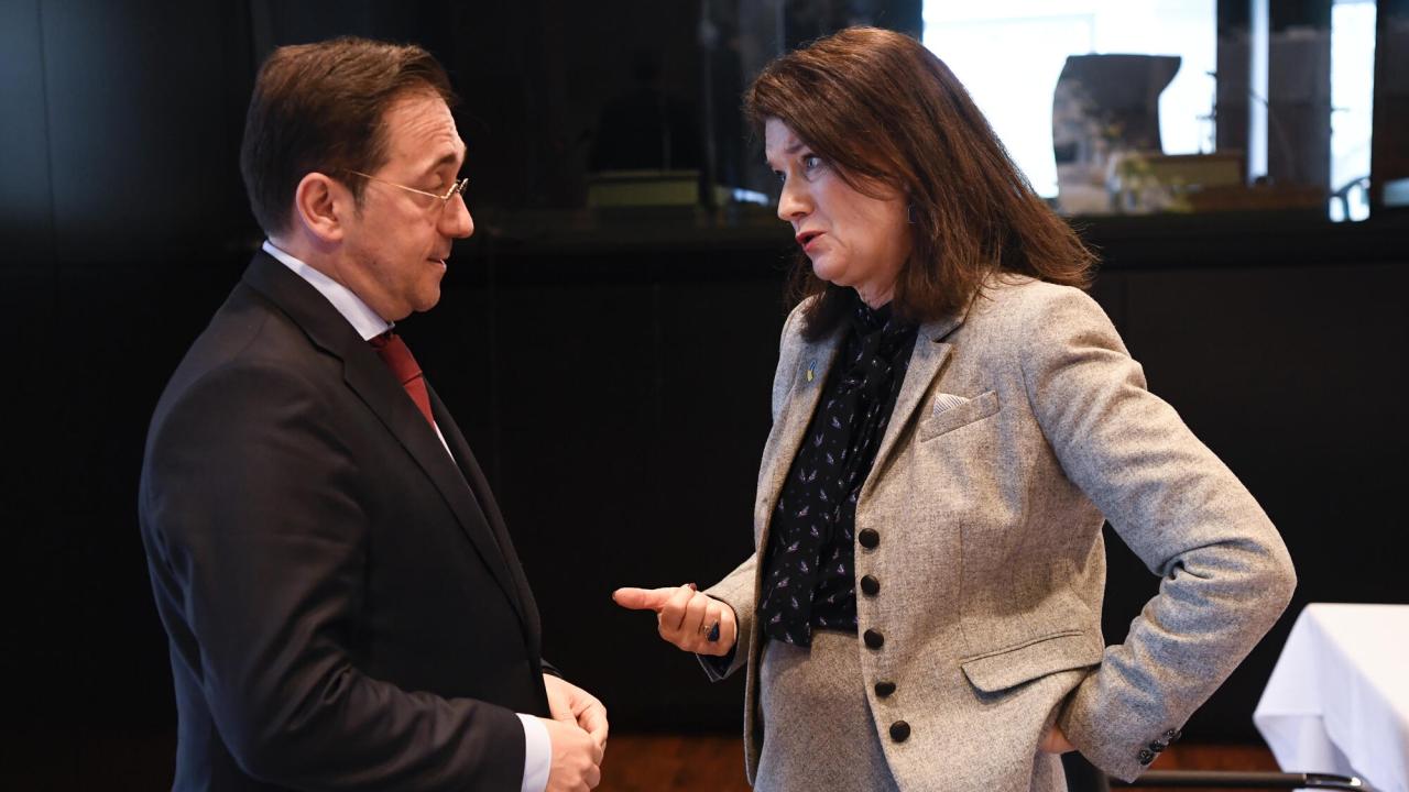 Utrikesminister Ann Linde i diskussion med sin spanske kollega José Manuel Albares Bueno på måndagens utrikesministermöte i Luxemburg. 