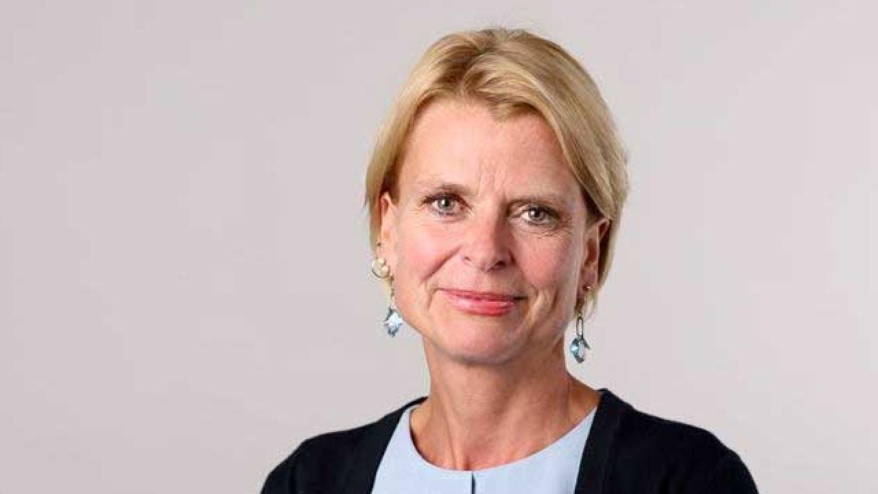 Jämställdhetsminister Åsa Regnér (S) tvingas av riksdagen att föra oppositionens politik och säga nej till könskvotering till börsnoterade bolagsstyrelser i EU.