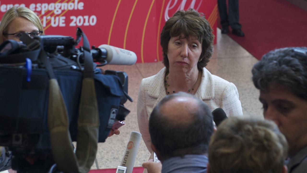 EU:s utrikeschef Catherine Ashton möter media vid toppmötet i juni 2010.