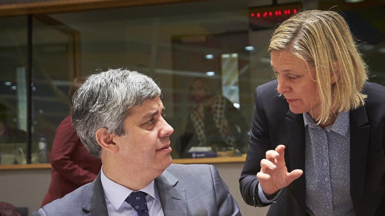 Finansminister Magdalena Andersson (S) talar med sin portugisiske kollega Mário Centeno. Arkivbild.