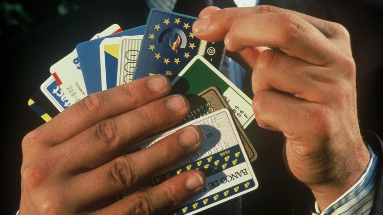 Kommissionen ger EU:s bankmyndighet i uppdrag att ge förslag på hur konsumenter kan få mer information om avgifter. 