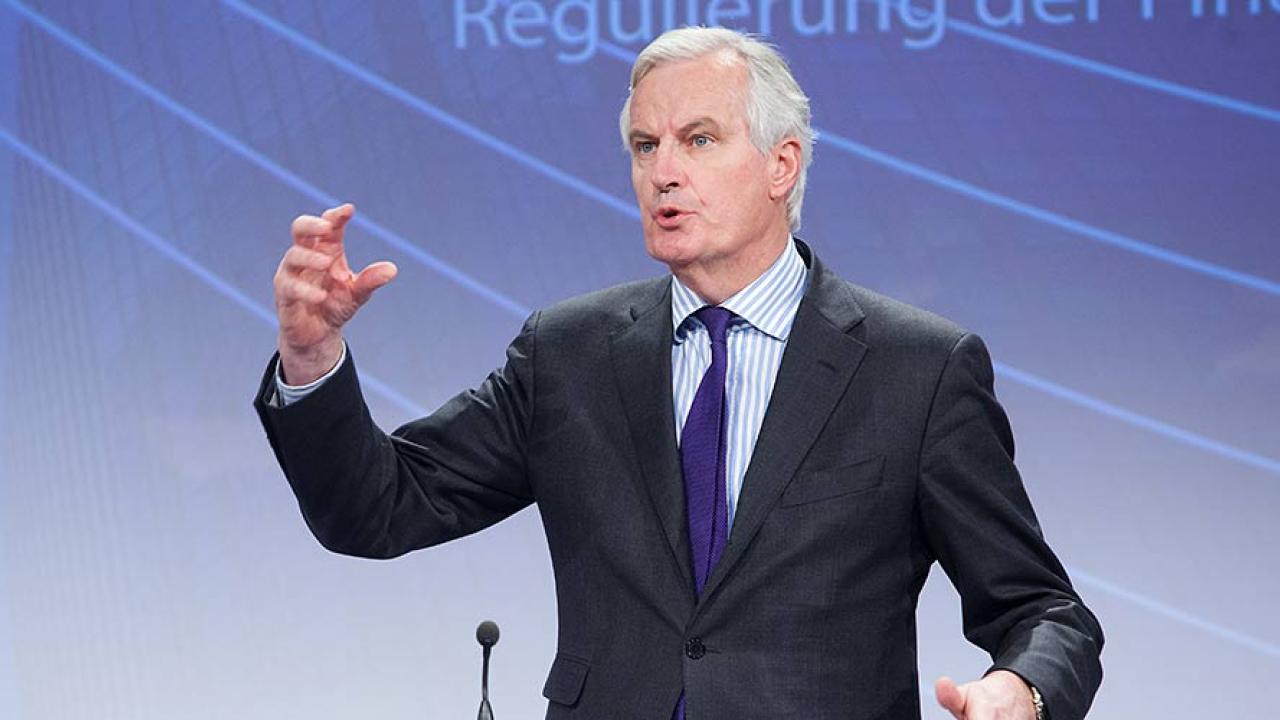 EU:s finansmarknadskommissionär Michel Barnier presenterar det sista av ett trettiotal regler för att strama upp den europeiska banksektorn.