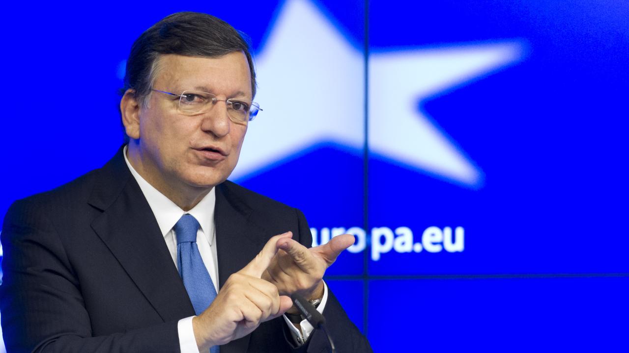 EU-kommissionens ordförande José Manuel Barroso ger sin syn på hur euron ska räddas. Arkivbild.