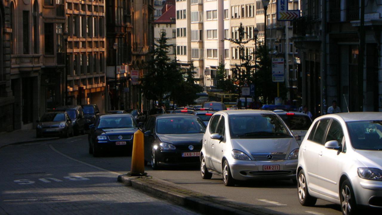 I Belgien åks det bil till lekparken, även om den bara ligger två kvarter bort, skriver Lars Hagberg.