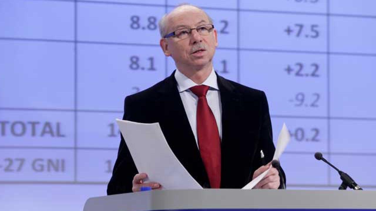 Kommissionär Janusz Lewandowski vid onsdagens presskonferens om EU:s budget för 2012.