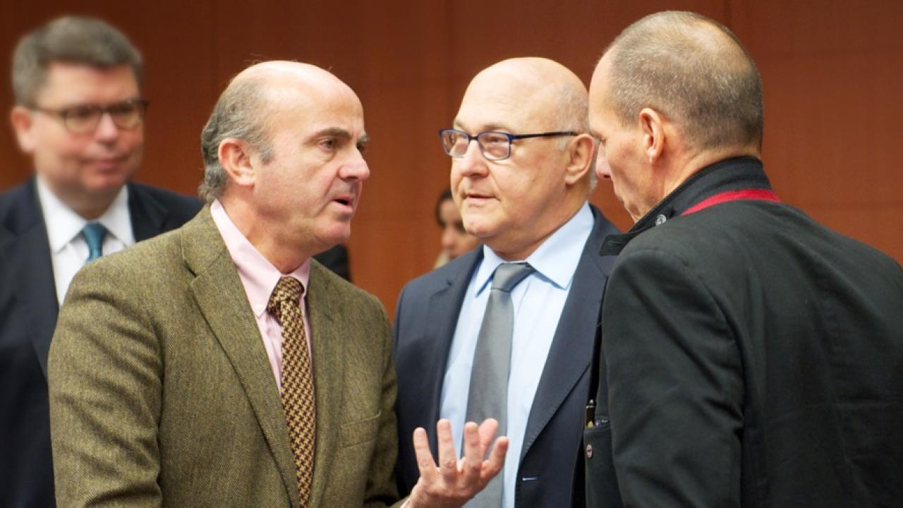 Tre finansministrar: Luis de Guidos (Spanien), Michel Sapin (Frankrike) och Yanis Varoufakis (Grekland) under fredagens eurogruppsmöte.
