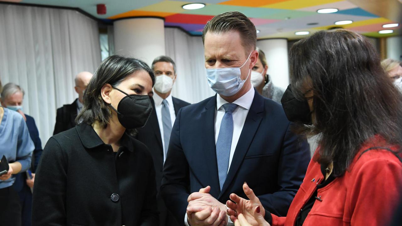 Utrikesminister Ann Linde i samspråk med sina kollegor från Tyskland, Annalena Baerbock, och Danmark, Jeppe Kofod. Arkivbild.