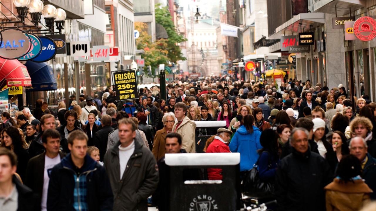 Fortfarande är andel positiva  betydligt större än andelen negativa till svenskt EU-medlemskap, men många är osäkra.