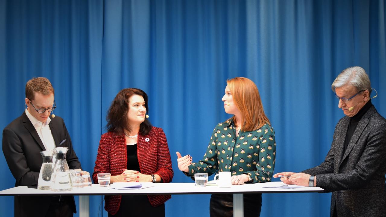 Moderatorn Samuel Engblom från TCO, EU-minister Ann Linde (S), Centerpartiledaren Annie Lööf och tidigare DN-journalisten Henrik Brors.