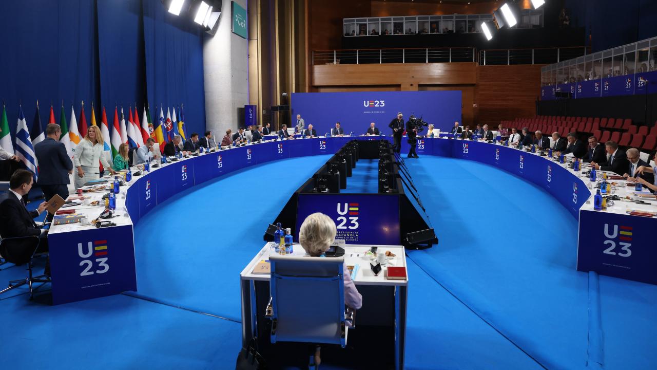 EU-ländernas stats- och regeringschefer träffades i spanska Granada för ett informellt toppmötet om framtida prioriteringar och EU:s utvidgning. 