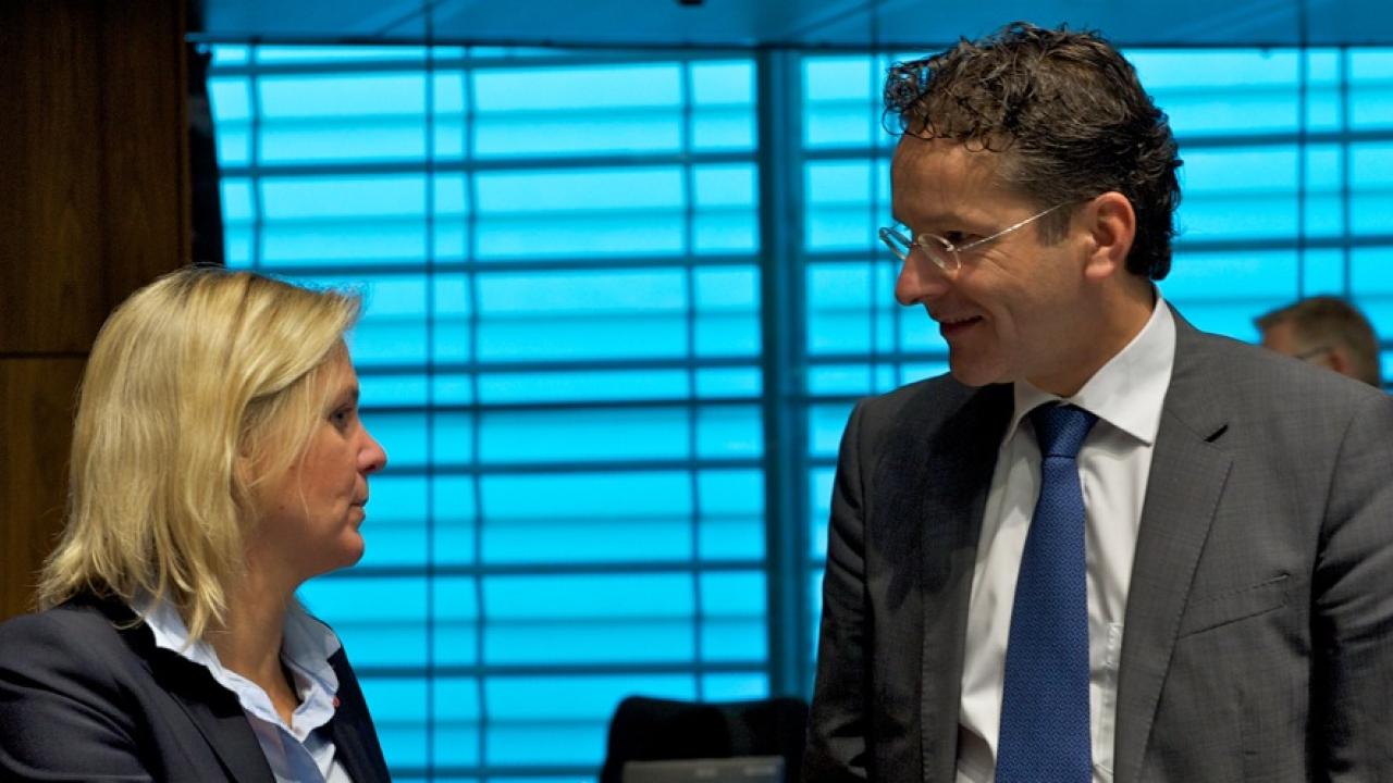Finansminister Magdalena Andersson (S) i samtal med sin nederländske kollega tillika ordförande i eurogruppen Jeroen Dijsselbloem under tisdagens möte. 