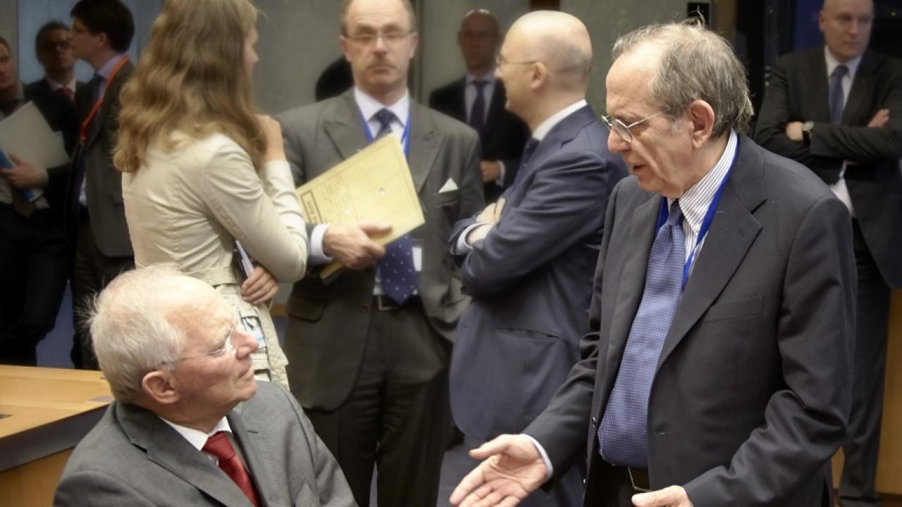 Tysklands finansminister Wolfgang Schäuble i samtal med sin italienske kollega Pier Carlo Padoan. Arkivbild.