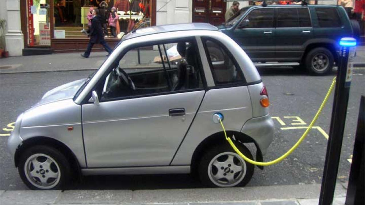 Arkivbild. Om EU-kommissionens nya strategi slår in kommer bensinbilar att försvinna från städerna senast 2050.