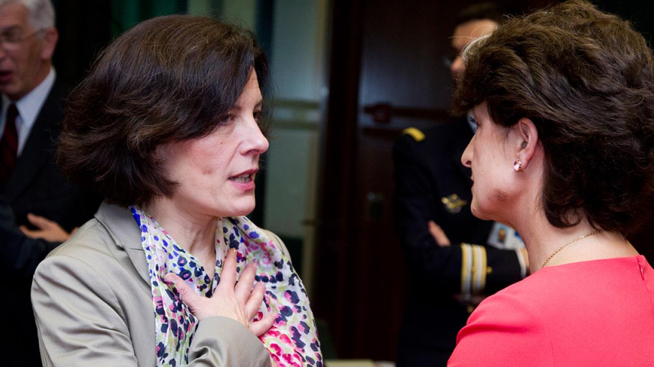 Sveriges försvarsminister Karin Enström (till vänster) pekar på artikel 42.7 i EU-fördraget som kan tolkas som en uppmaning till gemensamma försvarsinsatser. Arkivbild.